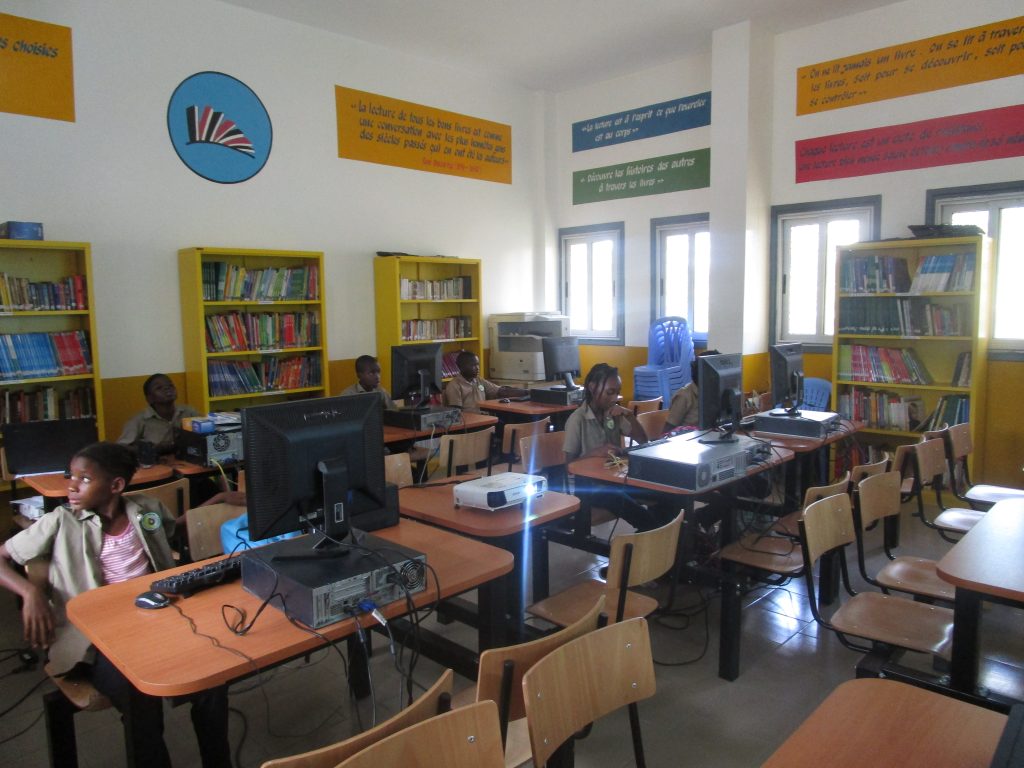 Une salle informatique de l'école Anne-Marie Javouhey à Brazzaville.