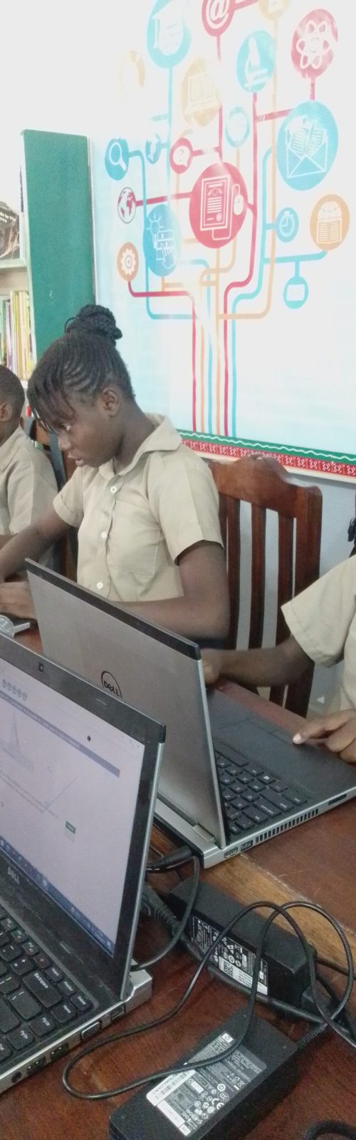 écoliers de l'école Libermann à Brazzaville dans la salle informatique